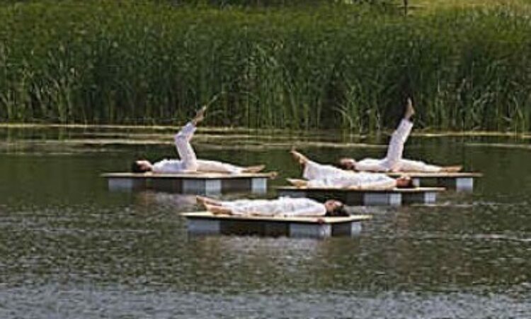 Trisha_Brown_-_Group_Primary_Accumulation_-_Loring_Pond_-_Minneapolis_2008_Gene_Pittman_credit35